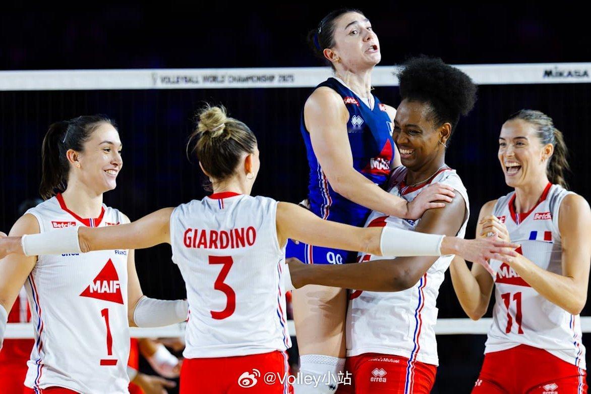 2025女排世锦赛小组赛C组第二轮法国女排2-0巴西女排（25-21 25-20