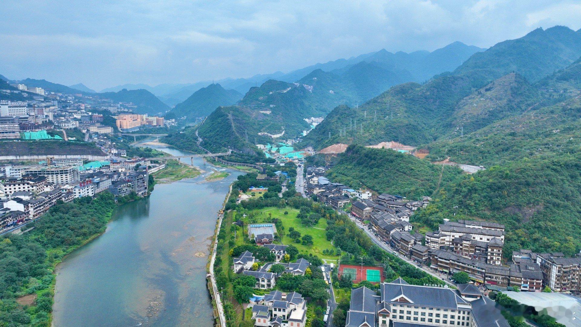 一生只酿两瓶酒 茅台镇 | 酒韵飘香的文旅胜地📍贵州西北的茅台镇，环山绕水，弥