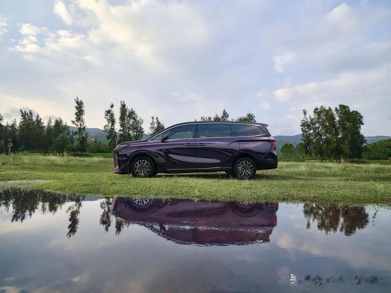 首先大家都会算一笔账。在差不多的预算下，比如二十万以内，想找一辆够大、能坐下一家