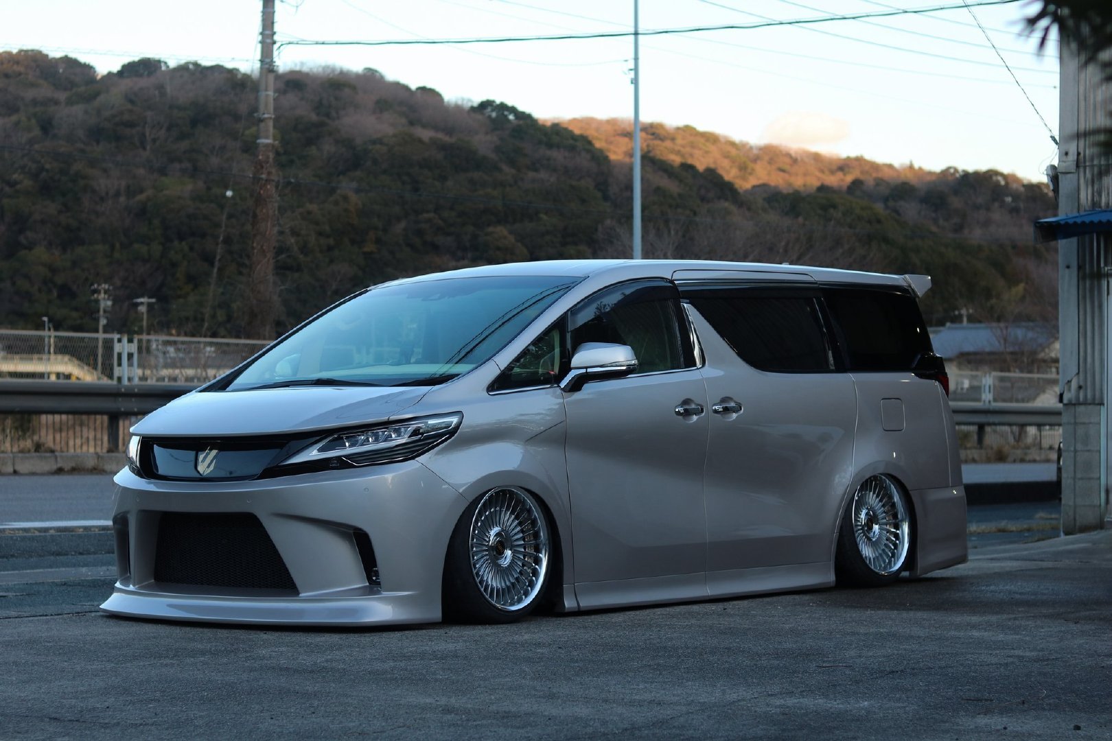 丰田埃尔法 不误正业MPV