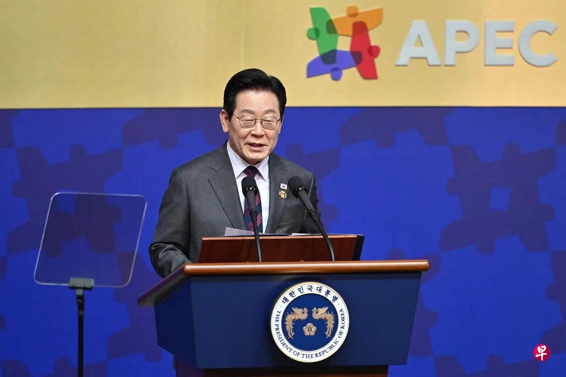 这 子仗着东道主身份，说啥实话， 韩国总统李在明星期三（10月29日）在亚太经济