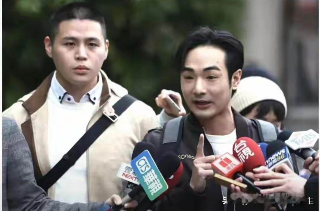 我一看这俩贼就想吐！快点抓捕他们，判了他们，让这俩嚣张至极的叛贼把牢底坐穿！
我