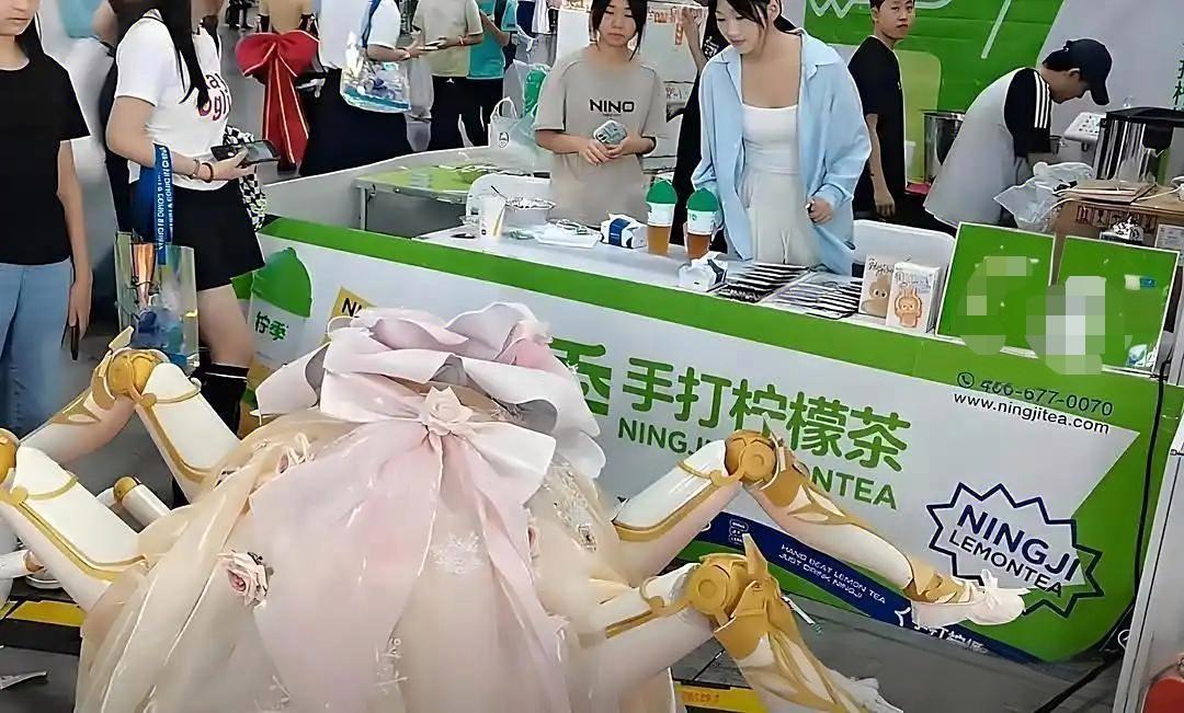 如今的女孩子，真的无法让人理解，好玩的多的去了，为啥非要玩cosplay？

你