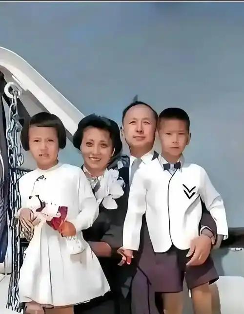 1955年钱学森一家回国的老照片，今天必须拿出来让大家看看！这可不是演戏，是实打
