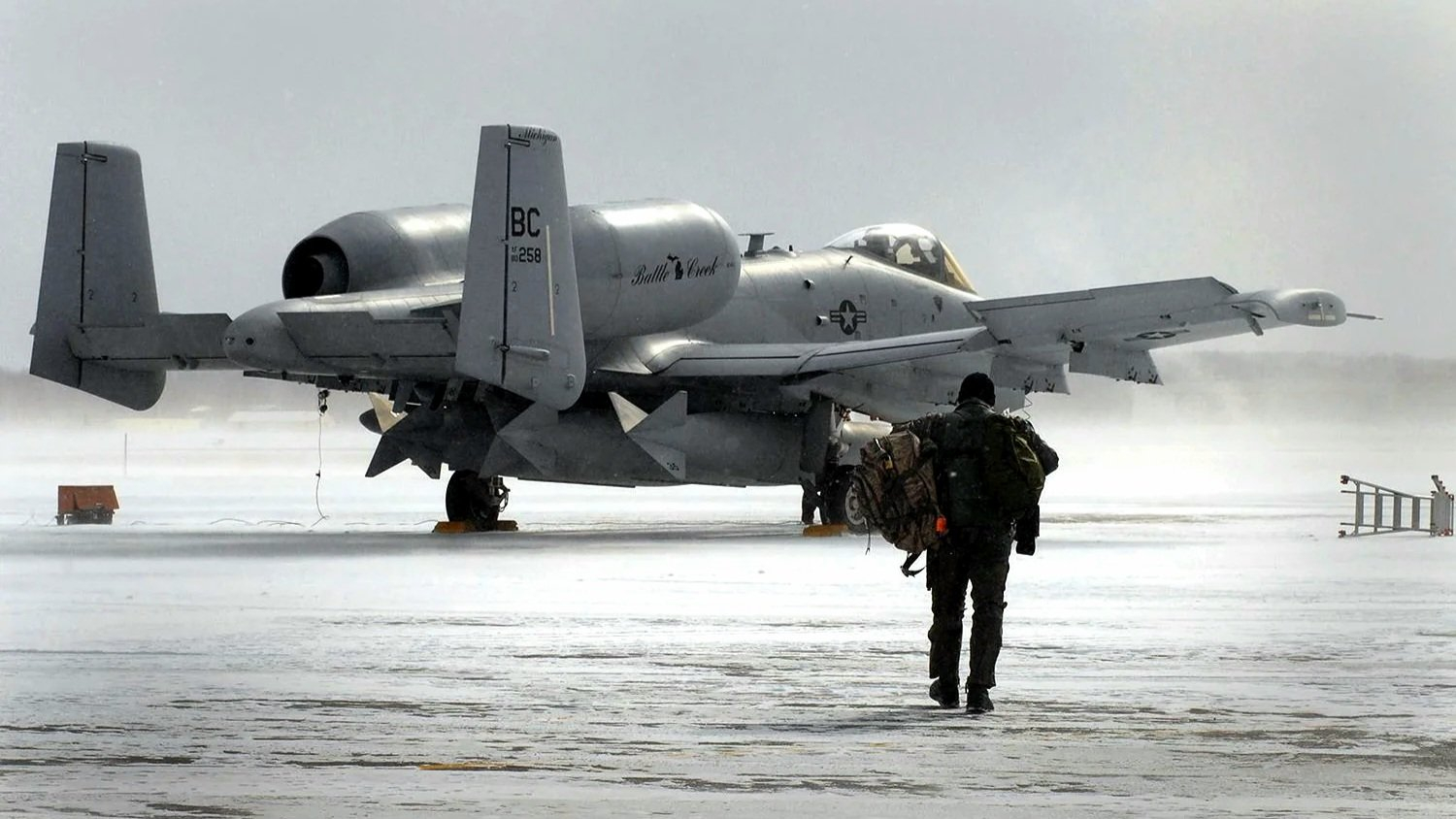 这个角度的A-10看上去很科幻，A-10挂了3个600加仑副油箱，航程扩展到40