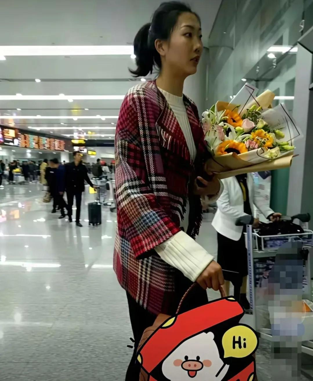 袁心玥回国了，球迷接机并送上鲜花

中国女排前队长、重庆籍队员袁心玥结束了土超联