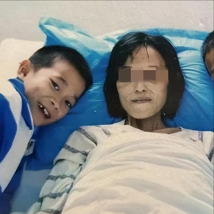 [微风]2016年，湖南一单亲妈妈身患癌症，临终前打算将11岁和8岁的儿子托付给