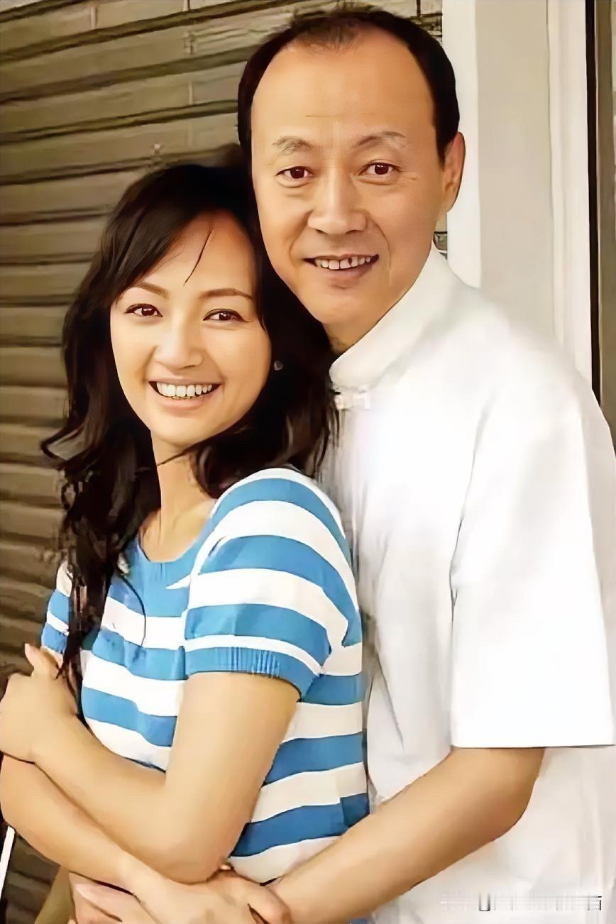 侯天来是真的让人羡慕，人缘是真好，有这么好看的女明星跟他同框合影，他一定很开心吧