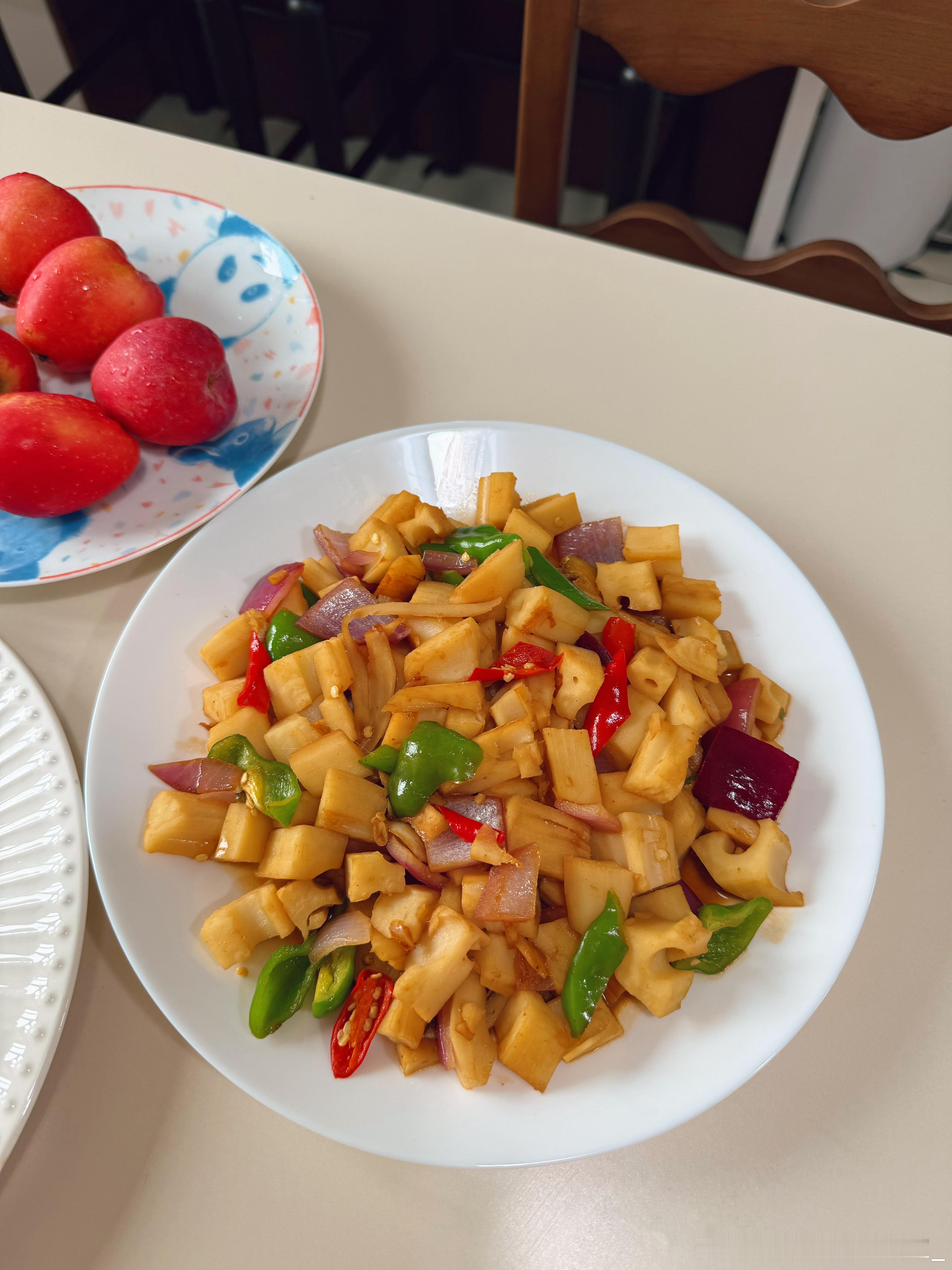 炒藕丁凉拌面筋，还在等我妈蒸的大馒头，吃完上班再带两个中午吃[点赞] ​​​