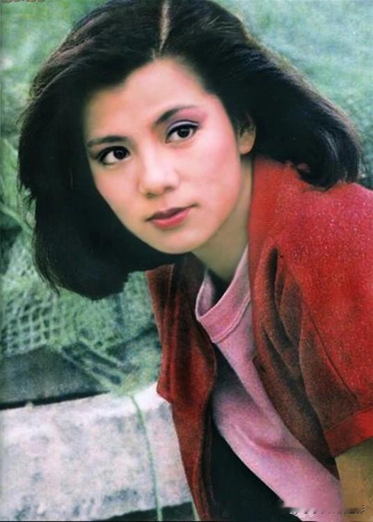 在我心里，最美的女演员永远是翁美玲。
她的俏黄蓉灵动鲜活，
一颦一笑都刻进了时光