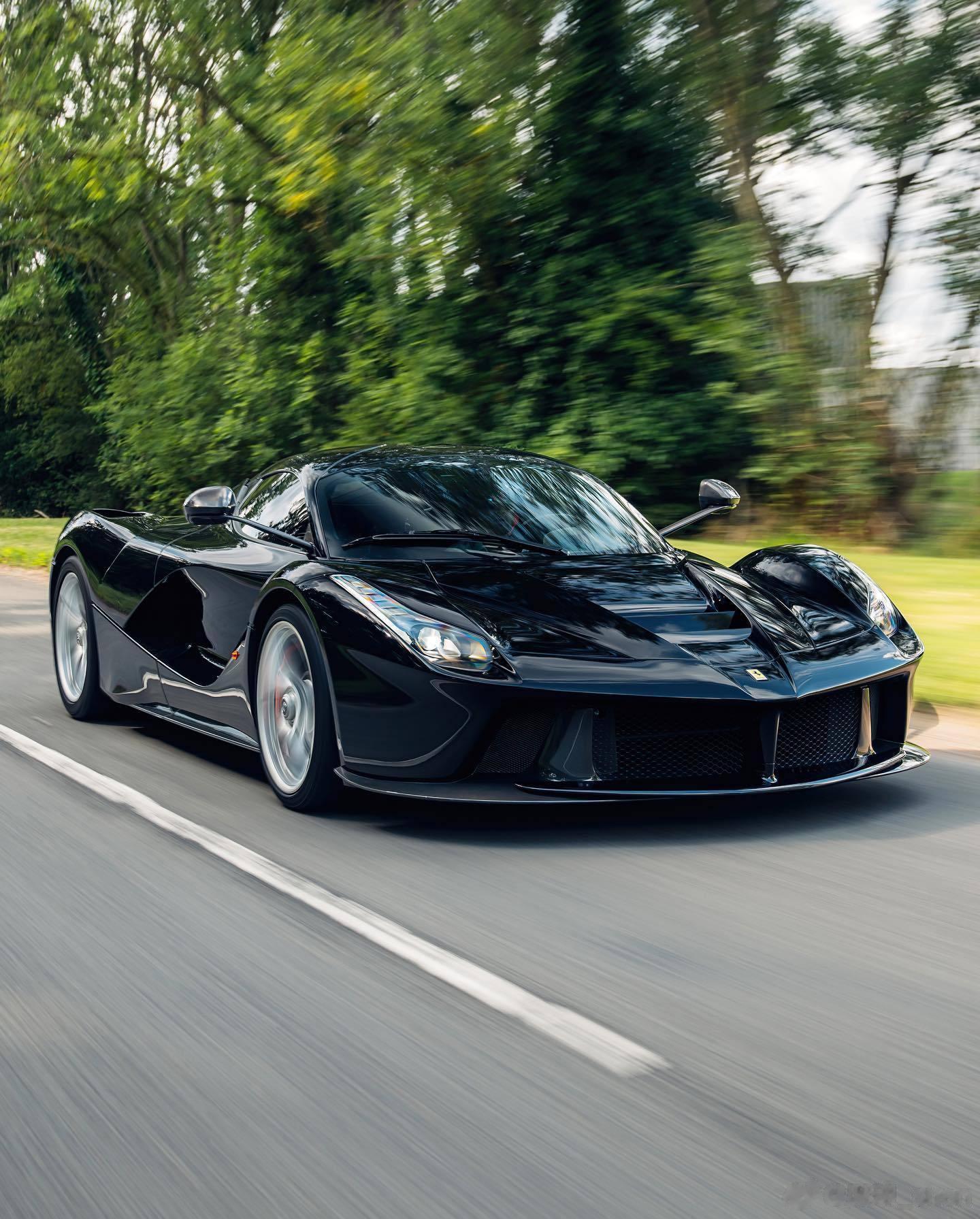 无独有偶，英国德国两家车行同时放出两辆黑色LaFerrari——DK Engin