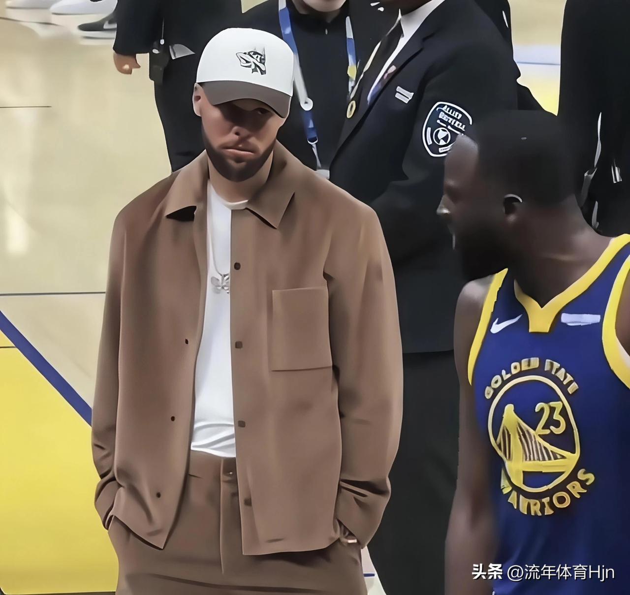 如今的格林连库里都无法忍受！

近日格林再次在比赛暂停期间对队友指手画脚、喋喋不