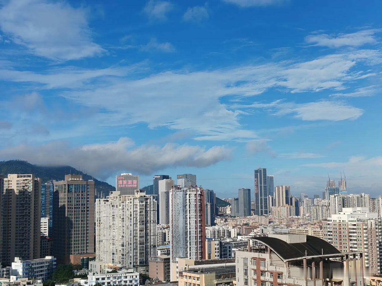 早上出门前蓝天白云，中午下楼散步乌云密布，深圳这天气跟变脸似的，一会一个样。打工