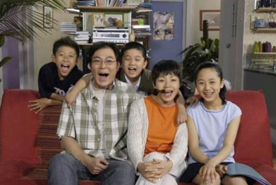 家有儿女04年就在吃海底捞了，有网友发现情景喜剧《家有儿女》中，刘星一家在200