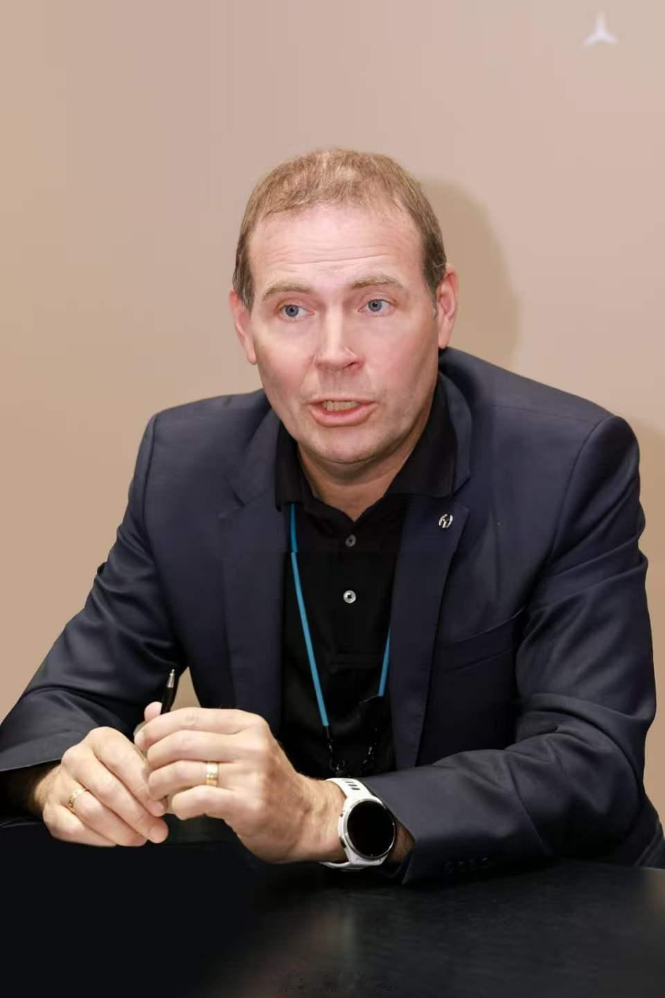 【奔驰的三个关键词：从容不迫、不妥协于花里胡哨、城区及高速领航是进化的起点】 —