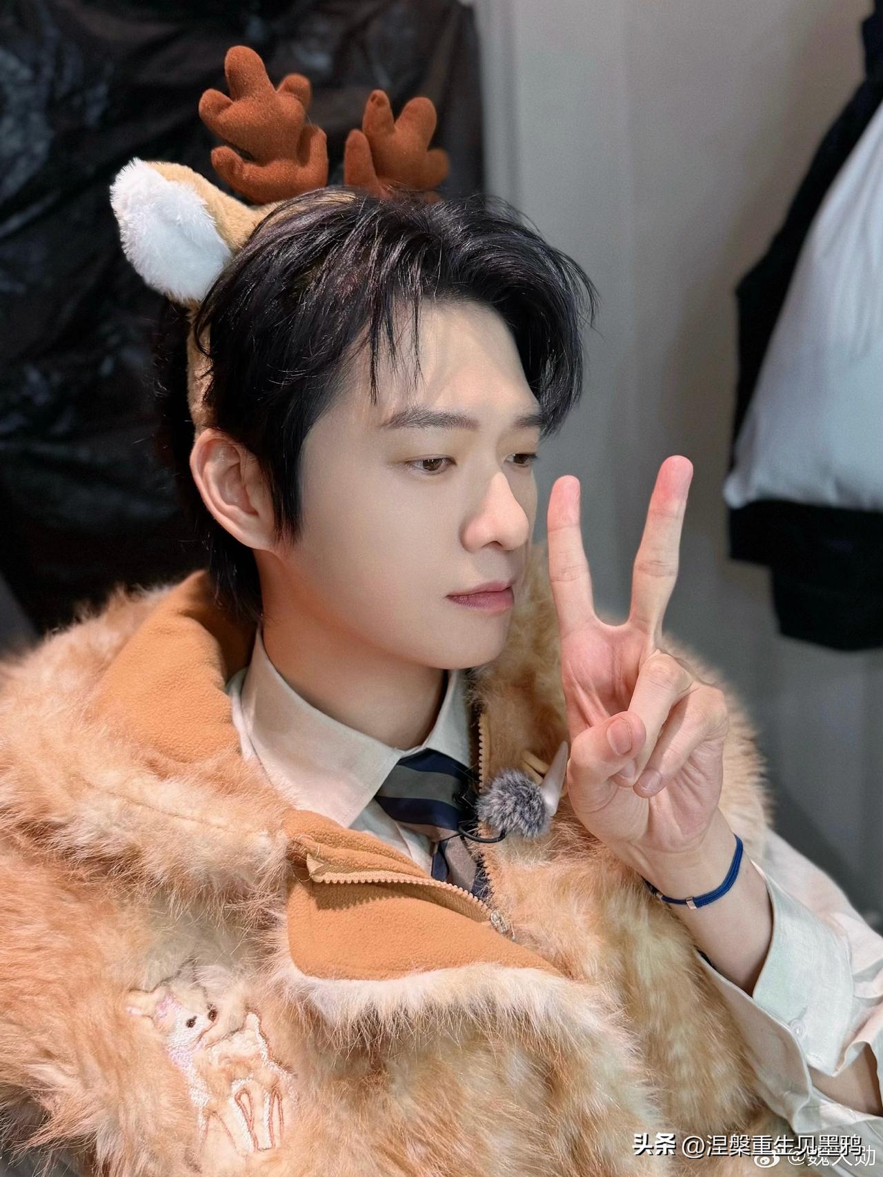 魏大勋更新动态，只发了三个字“忙‘鹿’中”还配上小鹿表情包，直接把网友笑翻——这