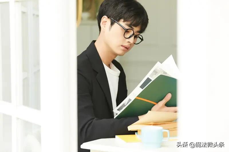 最近打假读书博主的视频火了，有近50万粉丝的头部读书博主，一年推荐700多本书，