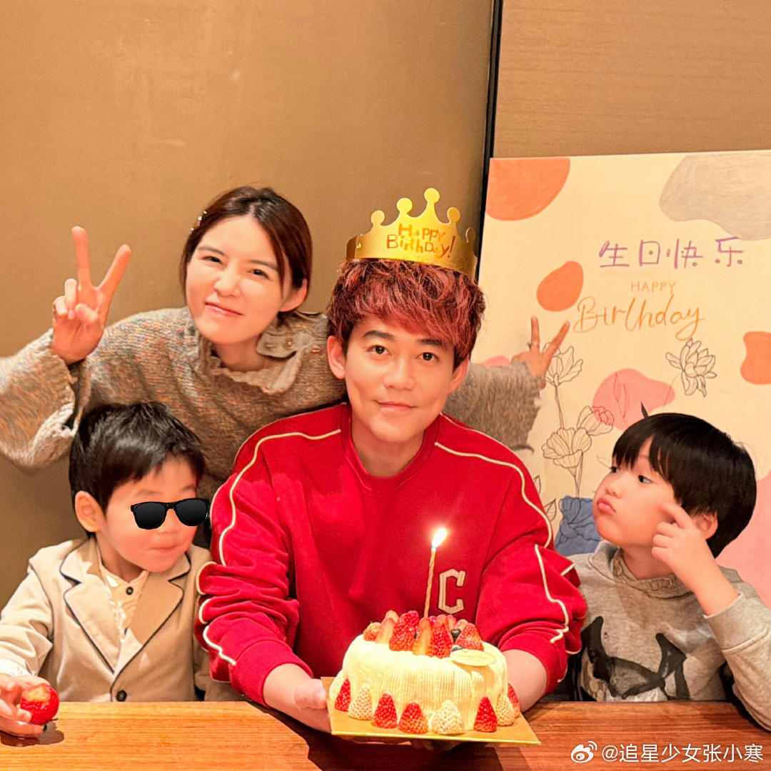 全家为苏醒庆生廖语辰和两个儿子为苏醒庆生，真是让人羡慕啊。廖语辰和儿子为苏醒庆生
