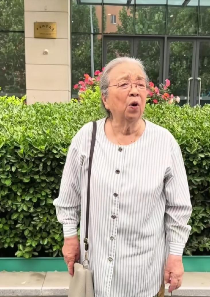 90岁“容嬷嬷”去菜市场给重孙子买吃的，被路人喊了一声“容嬷嬷”，她当场委屈上了