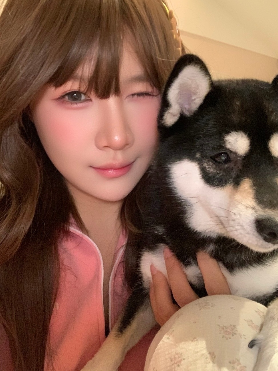 完全是不一样的感觉巴嘎妈妈抱着你都显黑了。 
