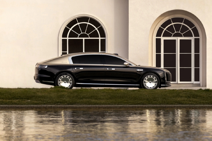 尊界S800的细节质感确实够格✨。座舱里的升降屏风很实用，配合声盾技术，前后排互