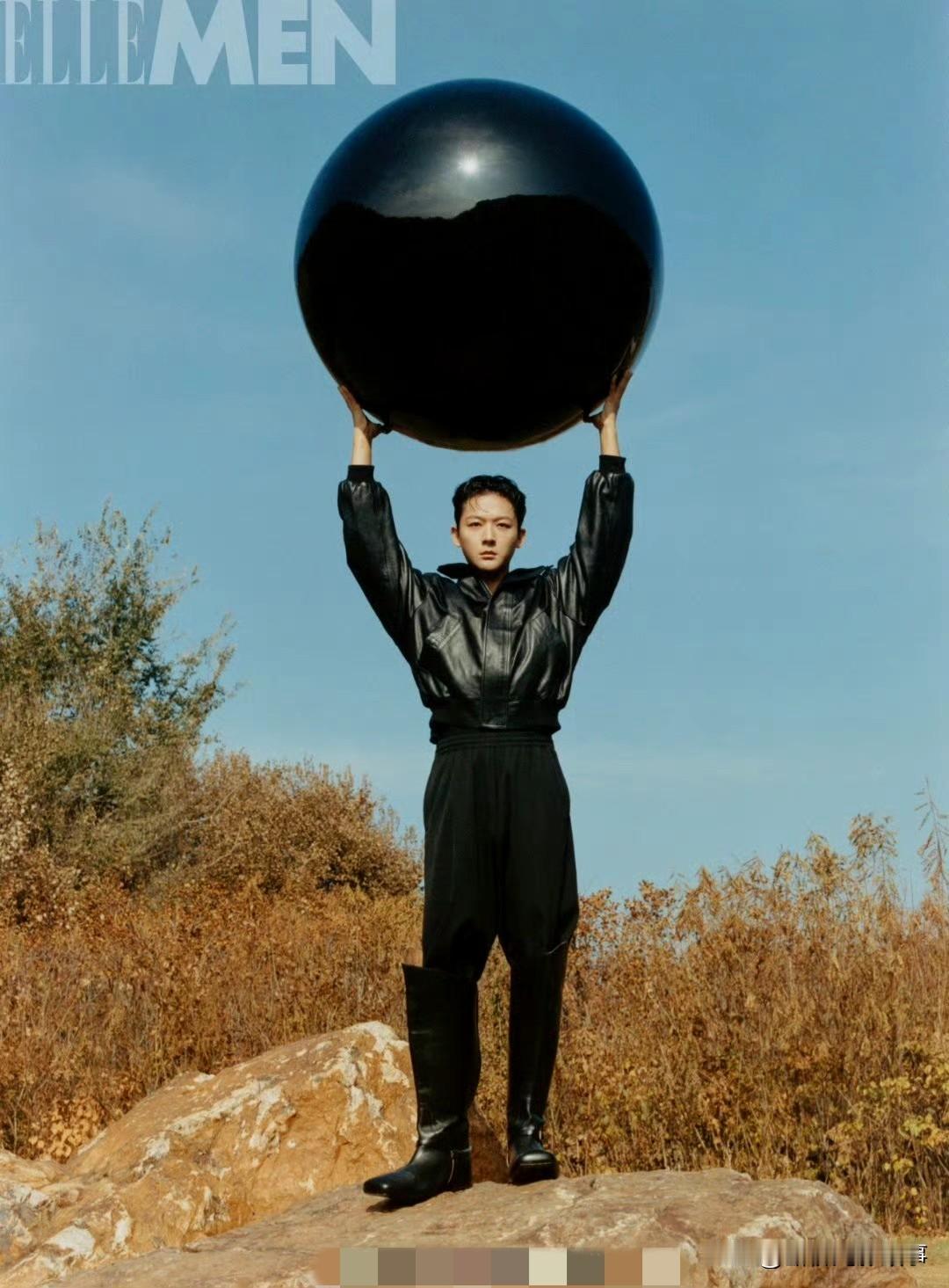 《张晚意的“时尚突围”：这组大片把反差感拉满了》
 
从“张书记”到时尚刊封面，