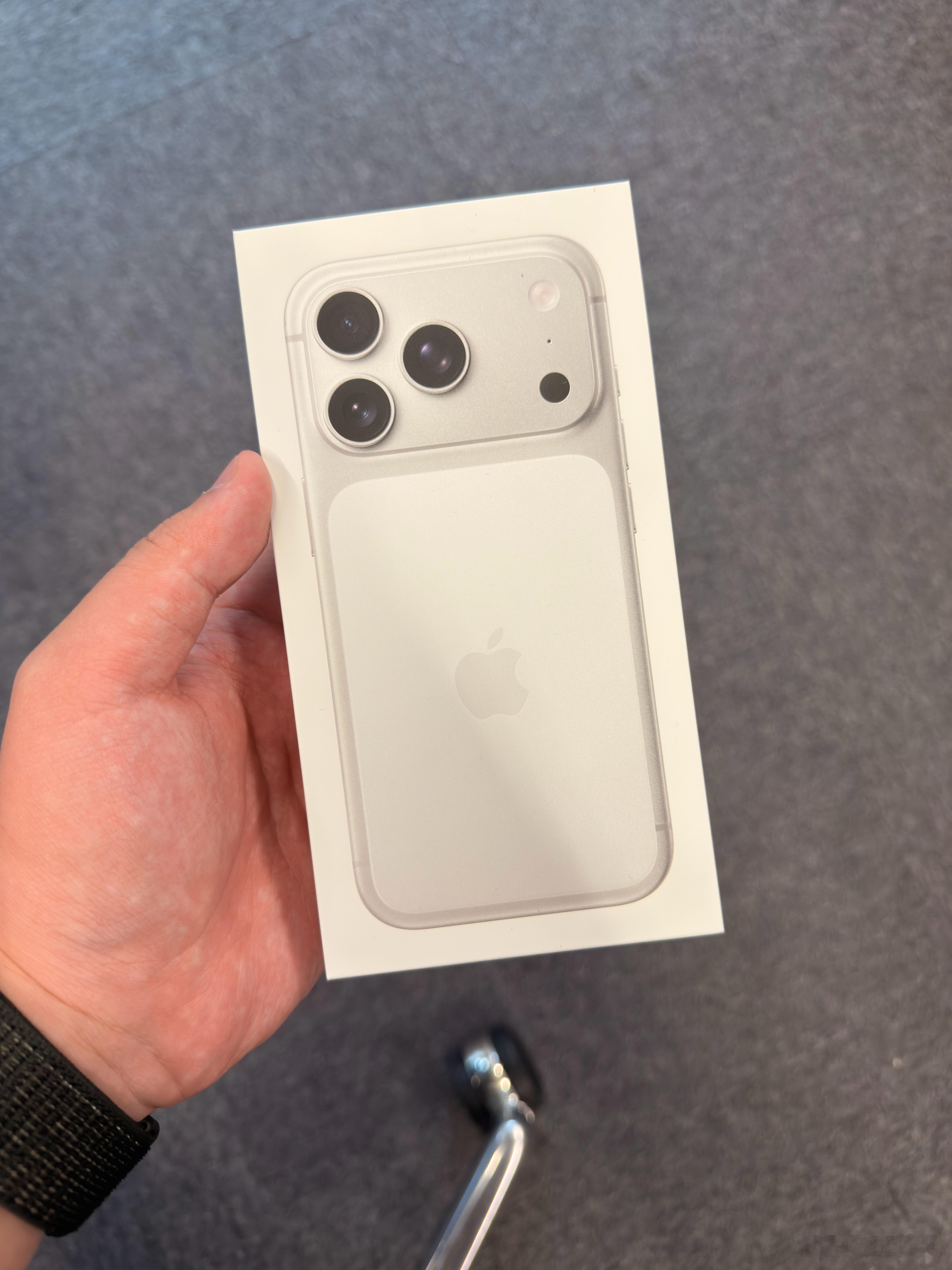 iPhone17Pro被黄牛拒收Pro向来溢价不高有的话也不多[允悲] ​​​