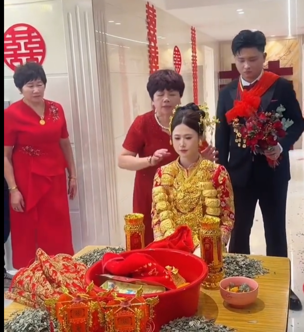 金饰克价涨到1642元 这一打仗黄金就上涨，最近要结婚的人是不是结不起了，特别是