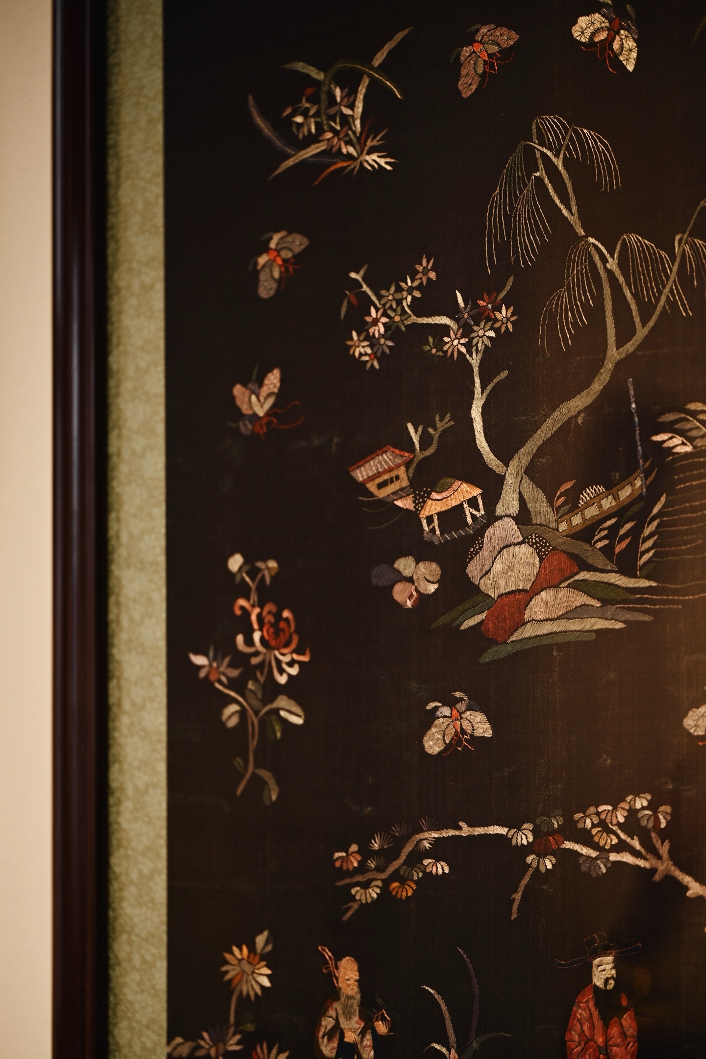 老物件 刺绣 | 福禄寿 挂屏大致为清末民国初期之物，绣面保存较为完整，画面中“