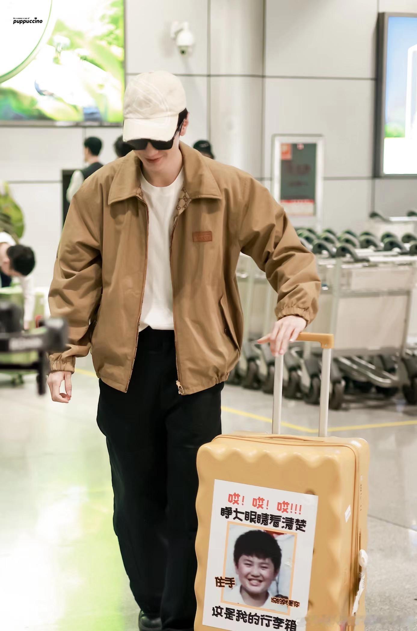 #陈哲远行李箱上的孩子是谁#  咱就是说《旅行任意门》节目组真是太有梗了，陈哲远