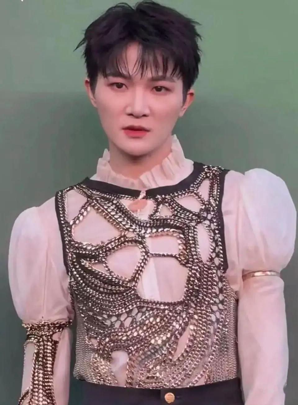 周深，一个男孩子，这穿的是什么鬼？
看小图，我以为是李宇春，这男不男女不女的。