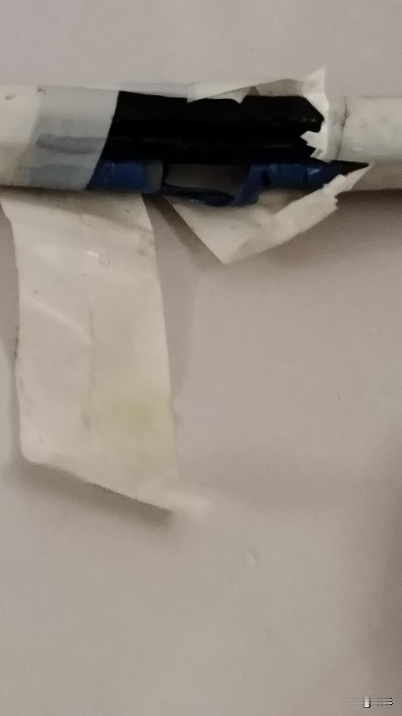 今天中午，我和老婆正在吃饭的时候，她忽然手一指墙上空调出水管，惊叫着说：“漏水了