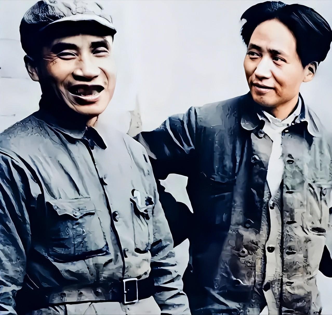 这是青年时的毛主席和朱德的真实样貌，都看看吧，两人配合默契，有着深厚的革命友谊。