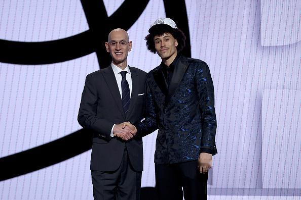 诺兰·特拉奥雷在2025年NBA选秀中被布鲁克林篮网以第19顺位选中。
特拉奥雷