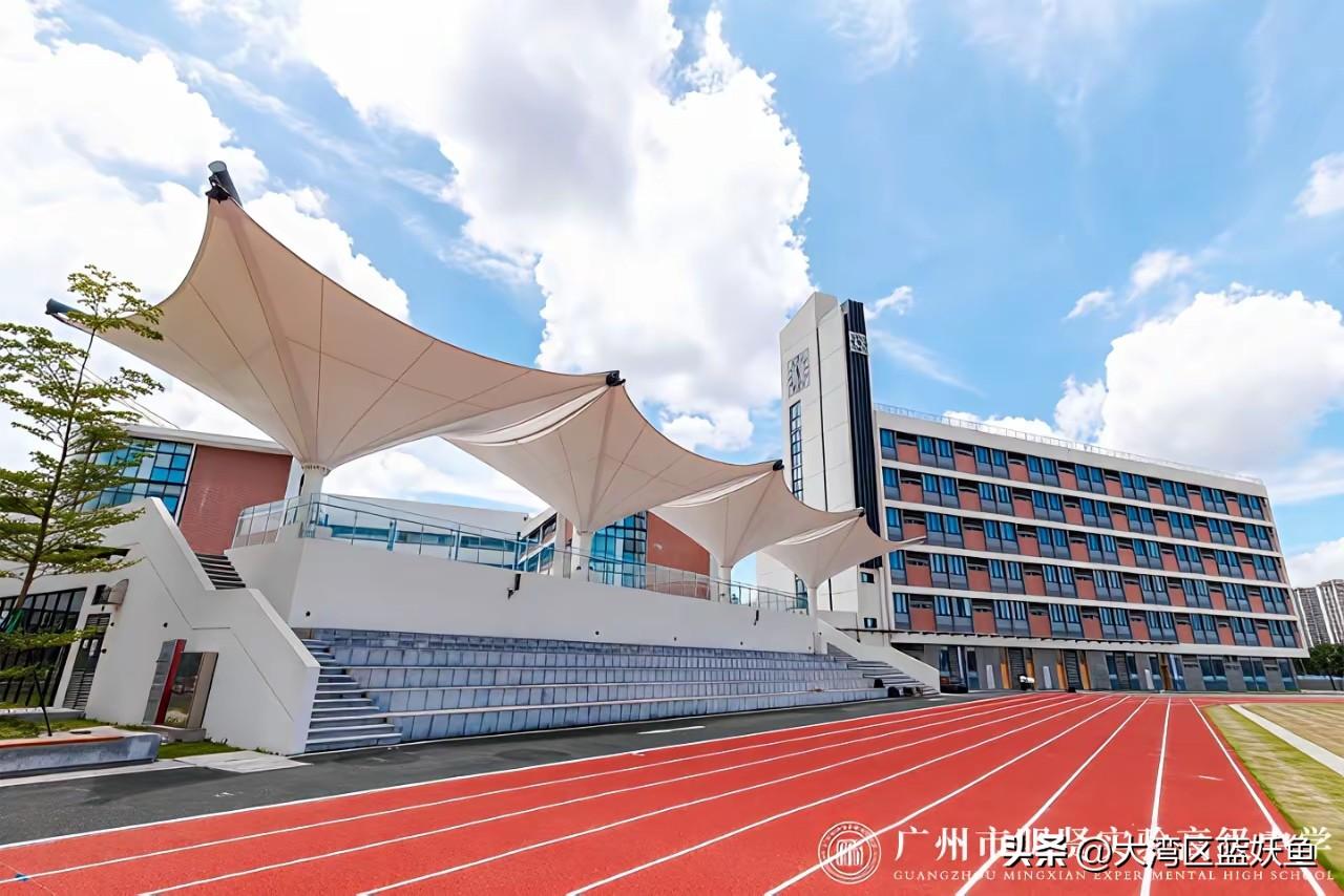 南沙区的家长注意了！明贤高级中学今年的招生简章一出来，不少人盯着公费班的名额直咂