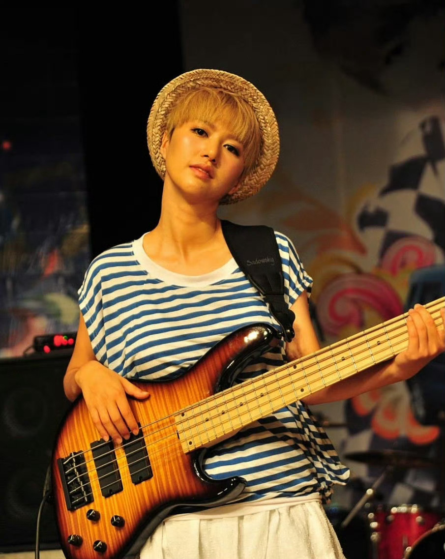 这这这居然是谭维维在张珈铭直播间看到短发的谭维维，第一反应居然都没认出来。长发和