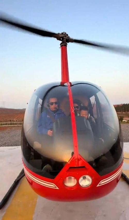 元旦之际，一名男子驾驶私人直升机，载着妻儿启程返乡。螺旋桨转动，告别都市喧嚣，奔