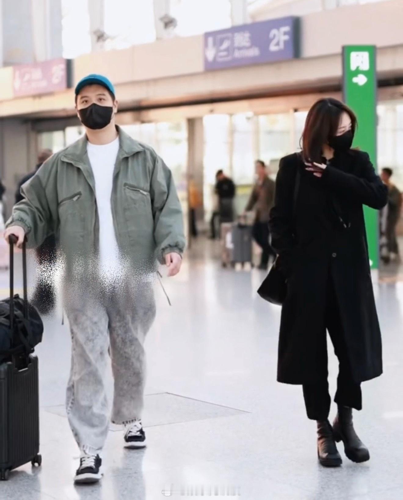 李纯马頔婚后首同框现身机场，两人看起来好幸福🥰！