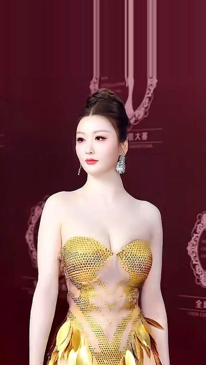 这身“金叶子”礼服，你说好看不好看？通体雪白，皮肤水嫩，往台上一站，确实扎眼。