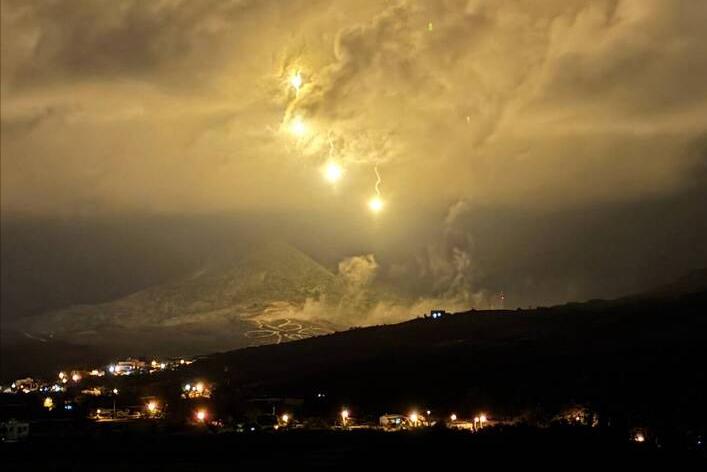 【郑丽文登陆，台军连夜实弹演训】中国国民党主席郑丽文7日晚间抵达南京致词表示，两