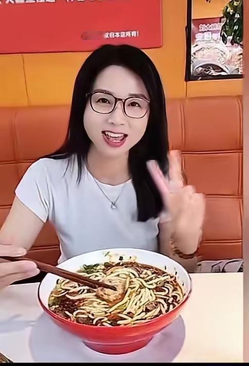 为什么要哭哭啼啼，情绪萎靡，
能走出来，这样挺好的，
受害者就不能快乐的生活吗？