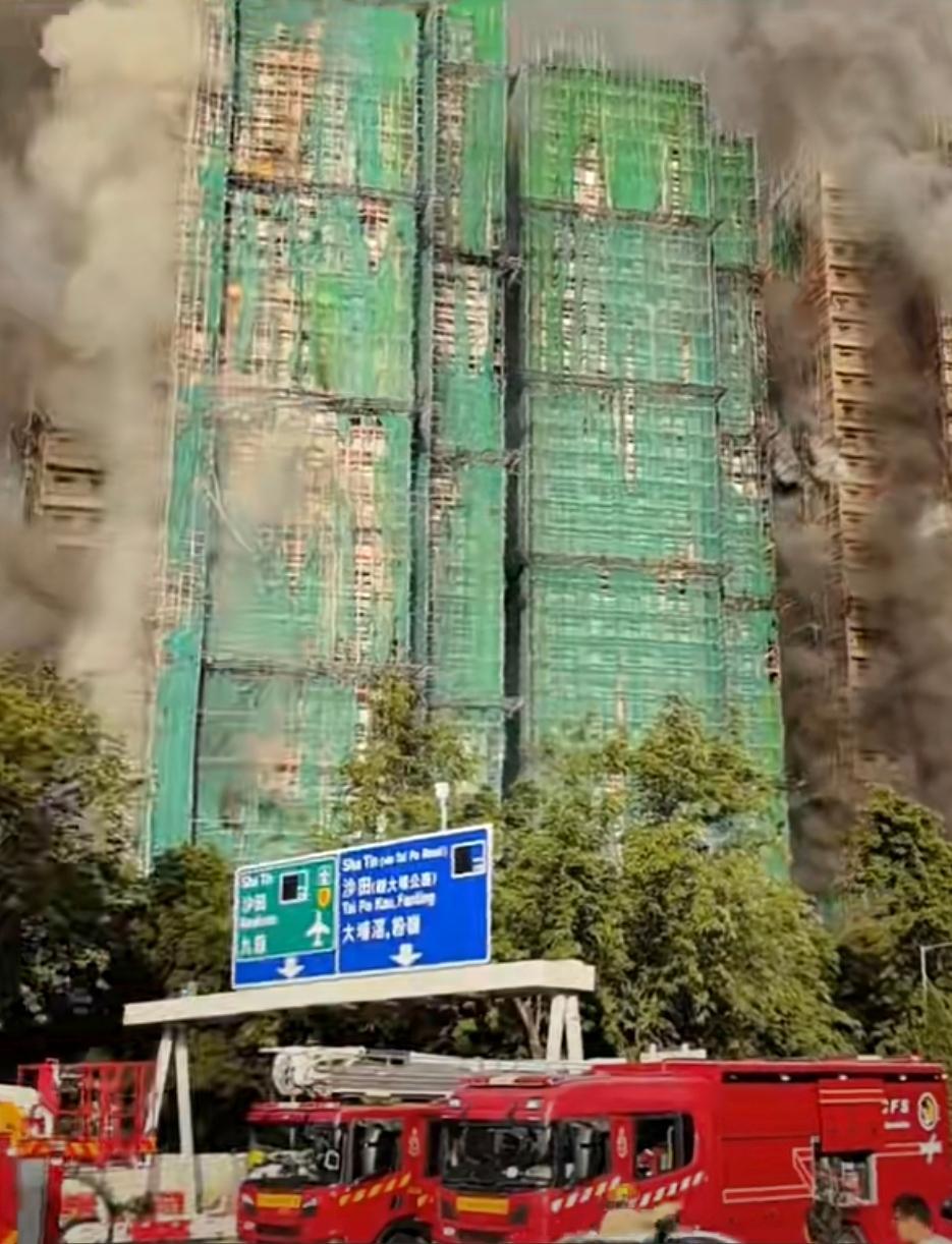 香港这次火灾，我看网上大多数人都在讨论什么竹子和发泡胶的问题，却很少有人去思考，