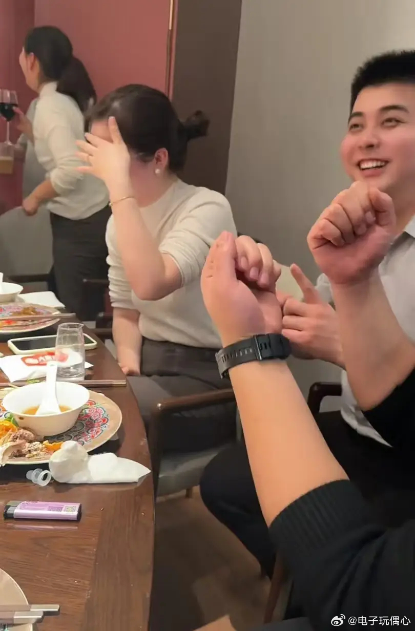 女子戴眼镜玩猜拳反差感十足，同桌男子看直了眼，网友：顶级猎人 