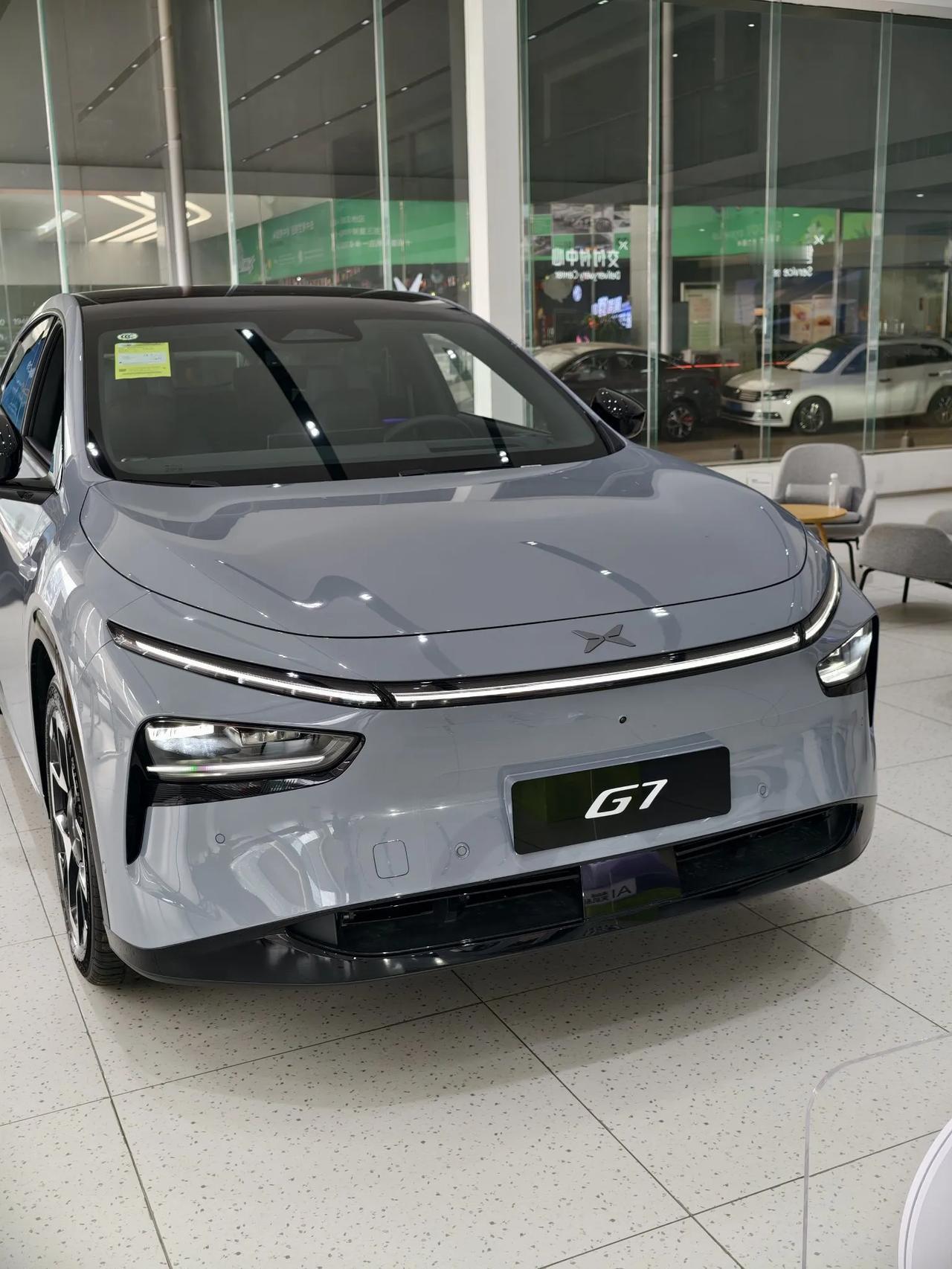今日份巡店摸到了小鹏G7
本以为是平庸的家用SUV
研究下来还是有一些小心思

