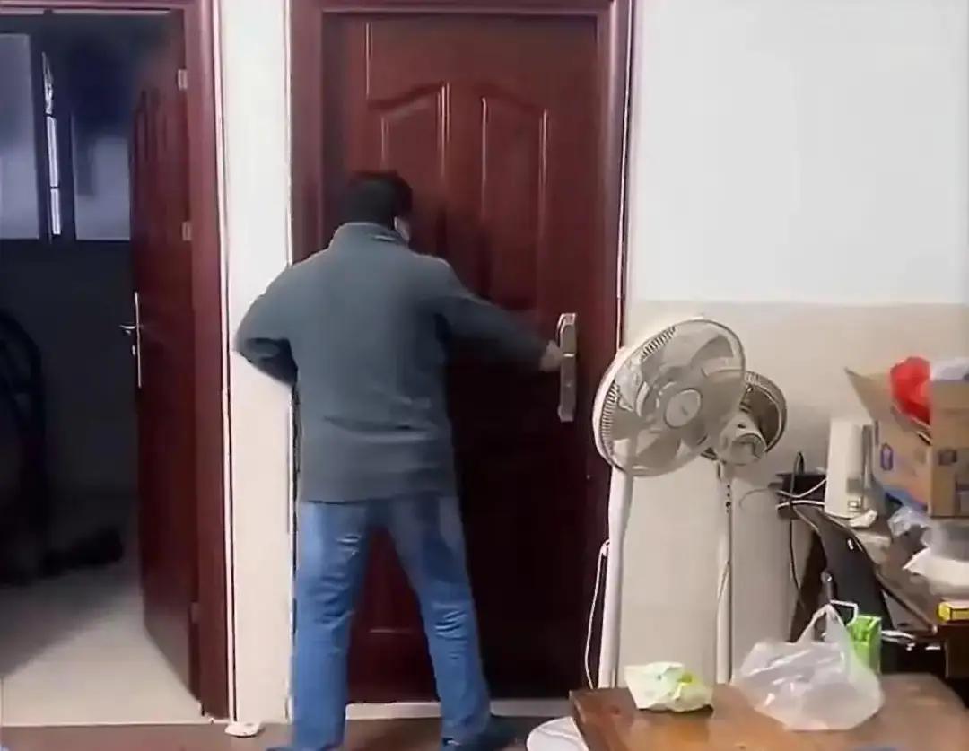 太窒息了！广东一父亲因怀疑女儿用纸巾擦头，暴怒打砸还掌掴女儿。
这段家庭暴力事件