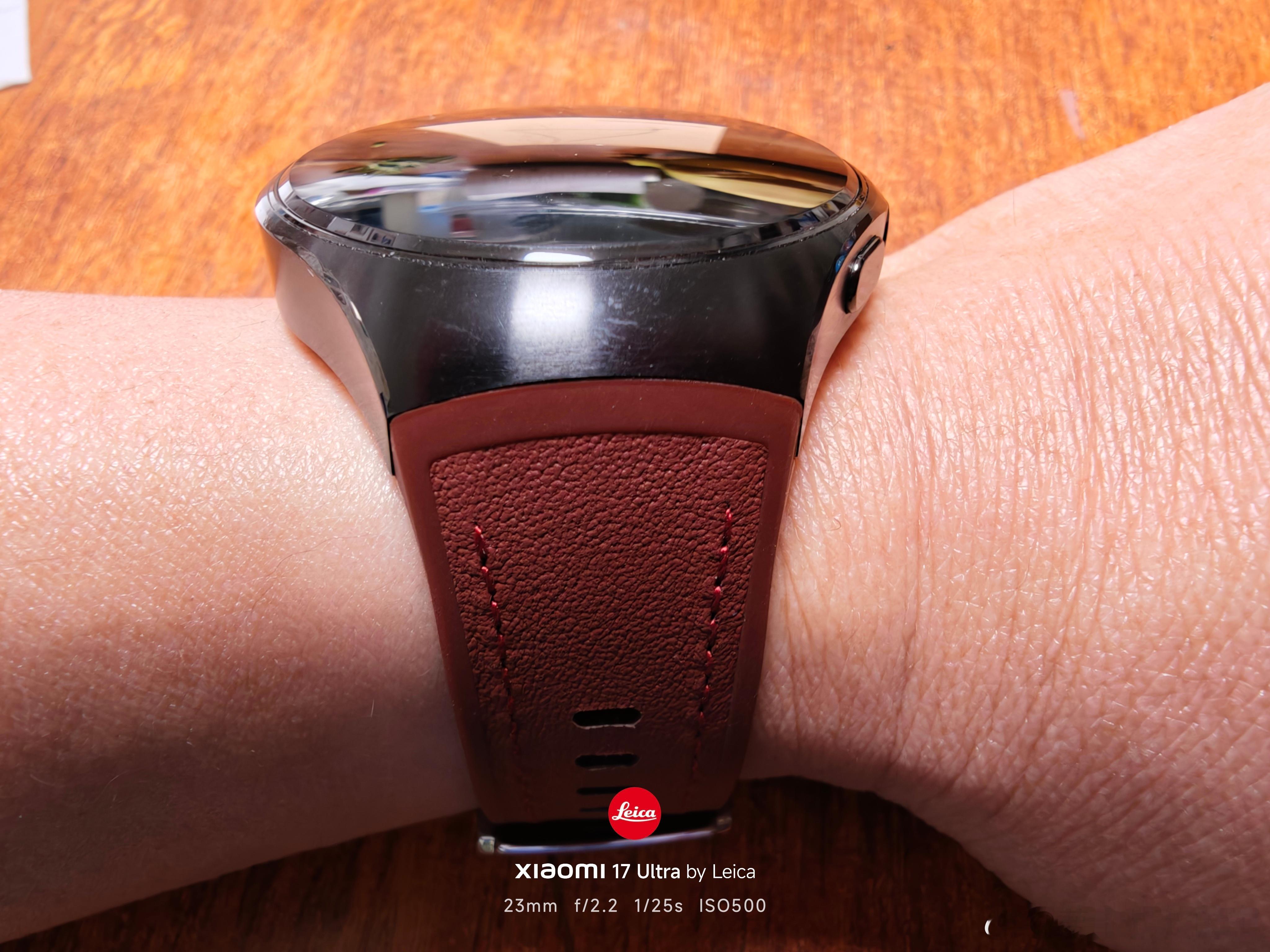 新年红色计划，华为Watch5用上了某宝的瑞红色表带，颜色和质感与黑色表盘很搭。