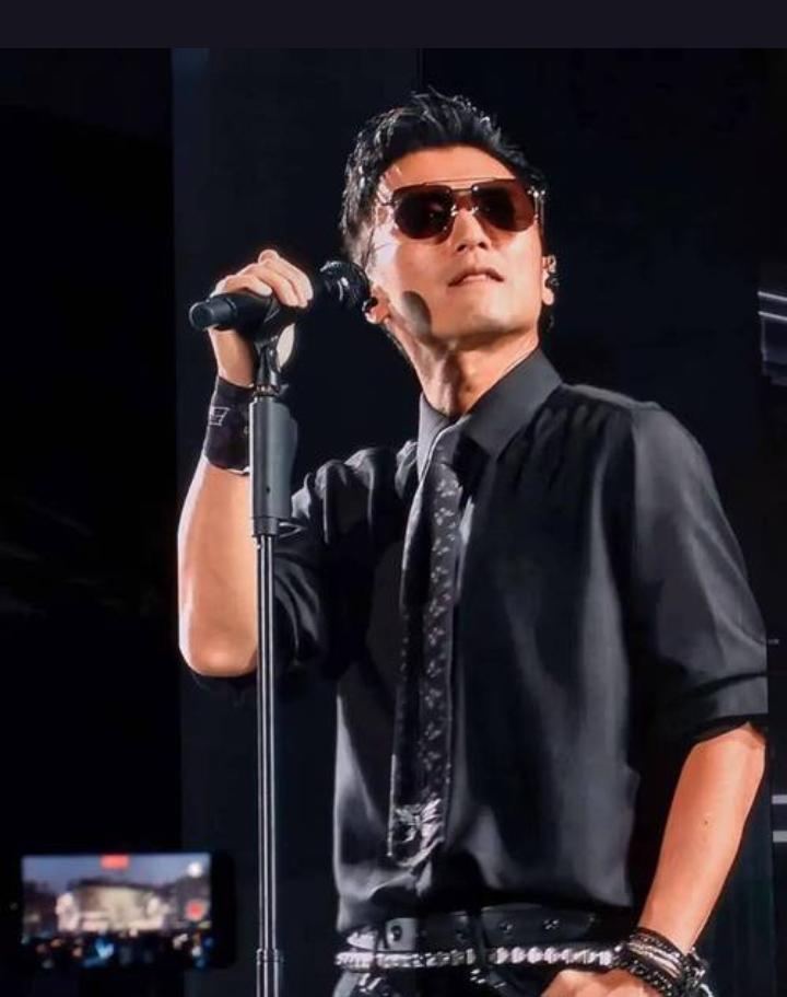 谢贤离世，谢霆锋强忍悲痛工作这事，我觉得他做得没毛病。谢贤一生都秉持“The s