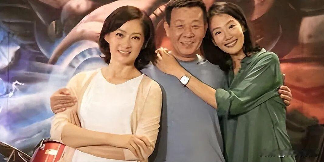 都说养家糊口不容易，
但寇世勋养的是“两个家”。
一栋别墅，楼上大太太，楼下二太
