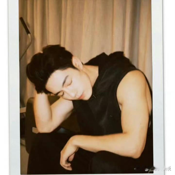 肖战的一组拍立得照在网络上掀起热潮，引得粉丝们纷纷尖叫。照片里，他或嘴角上扬，露