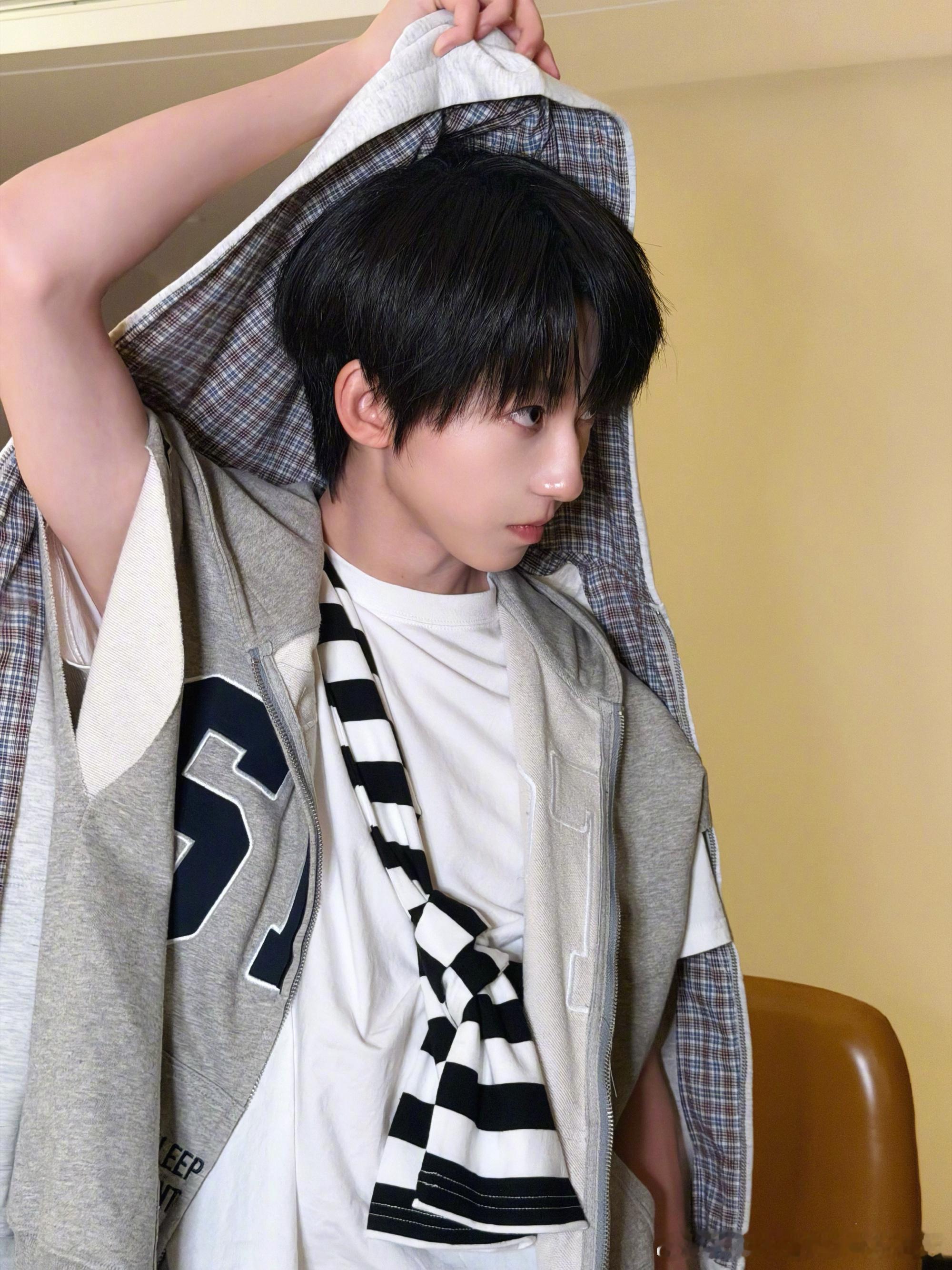 杨博文玩儿的就是西海岸 帅照更新，用搭衣天赋完美诠释西海岸式穿搭！松弛感拉满，少